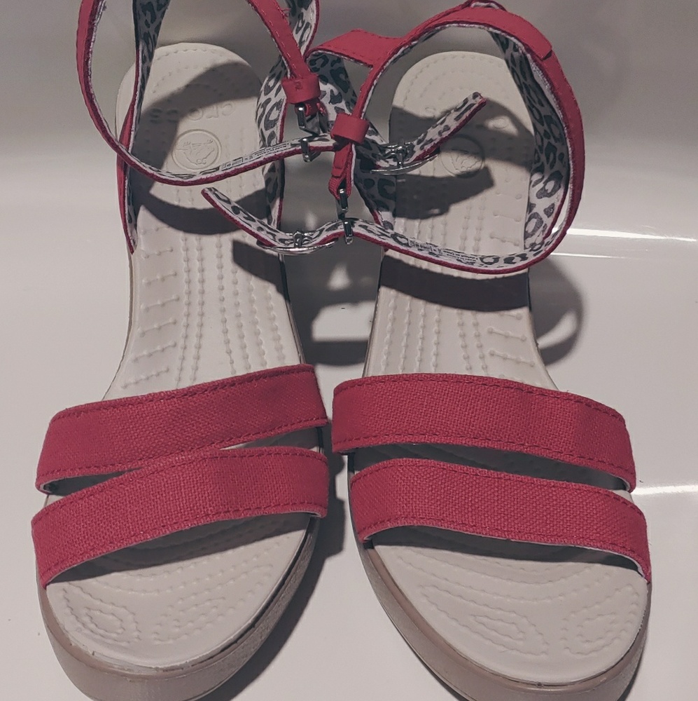 Crocs size 9 Leigh Wedge in Red